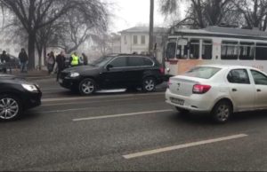 Tramvaie blocate de un BMW, în Iaşi, după ce maşina s-a stricat în mijlocul străzii