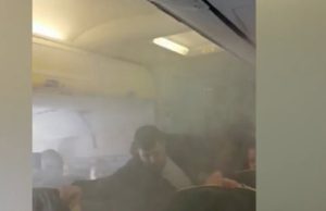 Oamenii ţipă îngroziţi în avionul întors pe Otopeni, înecaţi de fumul din interior