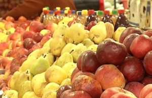 Cartofii şi merele, printre cele mai periculoase alimente din România din cauza pesticidelor utilizate