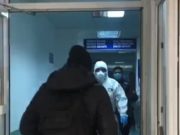 Primul român suspect de coronavirus, plimbat printre alţi pacienţi doar cu o mască pe faţă