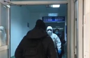 Primul român suspect de coronavirus, plimbat printre alţi pacienţi doar cu o mască pe faţă