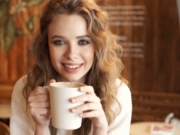 Dacă o persoană este sociabilă nu înseamnă că flirtează