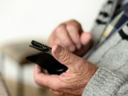 Aștepta în rând la bancomat, în timp ce un bătrân era trist că îi lipsesc cinci lei de pe card. „Vă rog să mă lasați puțin, știam că mai am 15 lei, dar am doar 10 lei. Trebuie totuși să-i scot, să am cu ce ajunge acasă!”. Este incredibil ce a urmat