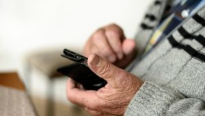 astepta-in-rand-la-bancomat-in-timp-ce-un-batran-era-trist-ca-ii-lipsesc-cinci-lei-de-pe-card-va-639389