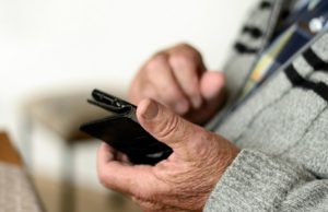 Aștepta în rând la bancomat, în timp ce un bătrân era trist că îi lipsesc cinci lei de pe card. „Vă rog să mă lasați puțin, știam că mai am 15 lei, dar am doar 10 lei. Trebuie totuși să-i scot, să am cu ce ajunge acasă!”. Este incredibil ce a urmat