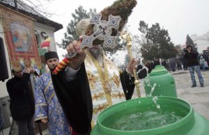 Boboteaza, pe 6 ianuarie – ziua cand sunt sfintite apele, iar fetele isi viseaza ursitul