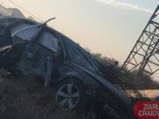 Sate întregi fără curent în urma unui accident teribil la Simnicul de Sus. Impact între un Audi și un tractor. Un stâlp de curent a căzut pe autoturism