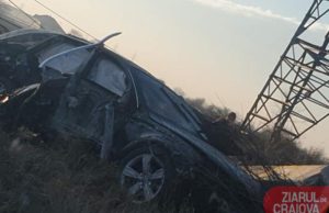 Sate întregi fără curent în urma unui accident teribil la Simnicul de Sus. Impact între un Audi și un tractor. Un stâlp de curent a căzut pe autoturism