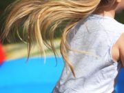 Fetița de opt ani nevăzătoare și-a pierdut viața la școală, după ce a căzut pe scări. La o lună de la tragedie, sancțiunile primite de cei care se fac vinovați sunt de-a dreptul rușinoase