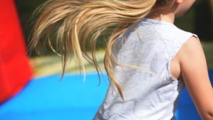 fetita-de-opt-ani-nevazatoare-si-a-pierdut-viata-la-scoala-dupa-ce-a-cazut-pe-scari-la-o-luna-de-la-638470