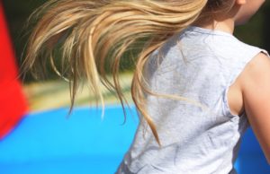 Fetița de opt ani nevăzătoare și-a pierdut viața la școală, după ce a căzut pe scări. La o lună de la tragedie, sancțiunile primite de cei care se fac vinovați sunt de-a dreptul rușinoase