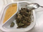 Bolnavii de la SJU se plâng că mâncarea este rece şi alterată