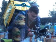 Florin, tânărul fără mâini care are două joburi și muncește 10 ore pe zi