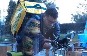 Florin, tânărul fără mâini care are două joburi și muncește 10 ore pe zi