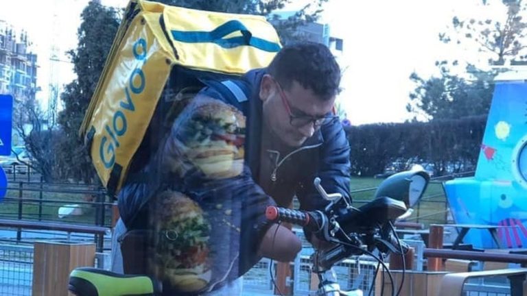 Florin, tânărul fără mâini care are două joburi și muncește 10 ore pe zi