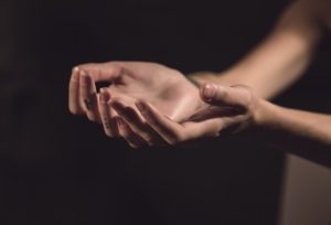 hands-1044882_640