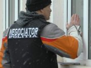 O mamă din Braşov şi-a sechetrat copilul de 7 ani şi ameninţă că îl omoară