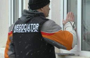 O mamă din Braşov şi-a sechetrat copilul de 7 ani şi ameninţă că îl omoară