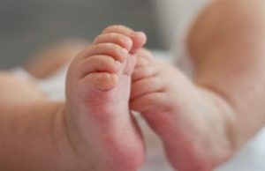 Un bebeluş a murit asfixiat în Botoşani, după ce mama de 16 ani a încercat să nască acasă, ascunsă de părinţi