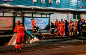 Autobuz oprit în staţie, dispare sub şosea. 6 morţi, 10 dispăruţi, 16 răniţi