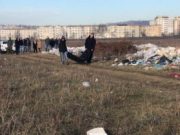 Femeie dezbrăcată şi plină de sânge găsită pe câmp, lângă blocuri, la Iaşi