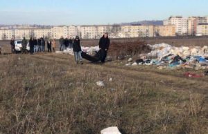 Femeie dezbrăcată şi plină de sânge găsită pe câmp, lângă blocuri, la Iaşi