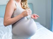 Tânără însărcinată, ameninţată cu pistolul să nu mai ia pastile care îi afectează copilul