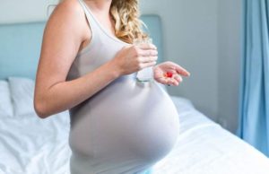 Tânără însărcinată, ameninţată cu pistolul să nu mai ia pastile care îi afectează copilul