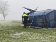Microbuz răsturnat peste doi oameni, după un grav accident în Constanţa