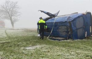 Microbuz răsturnat peste doi oameni, după un grav accident în Constanţa