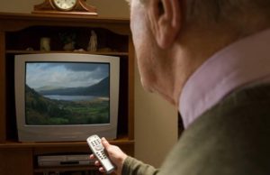 Un bărbat din Botoșani a murit în faţa televizorului, cu rudele în casă