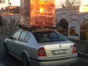 Şofer din București cu un palet de cărămidă pe mașină, video viral pe Facebook