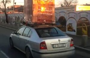 Şofer din București cu un palet de cărămidă pe mașină, video viral pe Facebook
