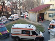 Ambulanţele au stat la coadă la Urgenţe, la Bistriţa, din cauza apelurilor la 112