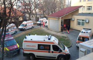 Ambulanţele au stat la coadă la Urgenţe, la Bistriţa, din cauza apelurilor la 112