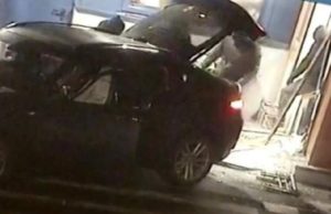 Hoţi filmaţi în timp ce smulg un bancomat din perete cu un BMW X6, în Arad