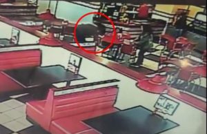 „Este fratele meu!”. O fetiță de 12 ani și-a salvat fratele de doi ani de o femeie care voia să îl răpească. Momentul incredibil a fost filmat!