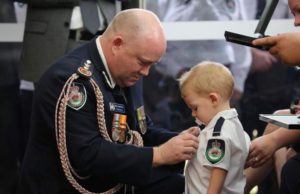 Băieţelul unui pompier care a murit în incendiile din Australia, decorat la înmormântarea tatălui