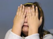 Nu s-a găsit nicio rudă dispusă să aibă grijă de fetiţa bătută de mamă şi aruncată în grădină