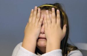 Nu s-a găsit nicio rudă dispusă să aibă grijă de fetiţa bătută de mamă şi aruncată în grădină