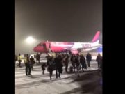 Avion plin cu români evacuat pe pistă la Debrecen. Poziţia oficială a companiei Wizz Air