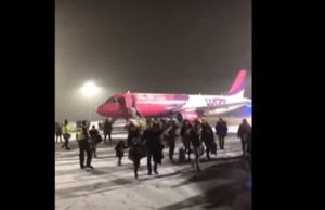 Avion plin cu români evacuat pe pistă la Debrecen. Poziţia oficială a companiei Wizz Air