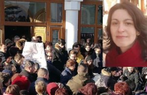 VIDEO | Sute de oameni la înmormântarea Mihaelei, asistenta bătută de soţ până la moarte. „Dreptate!”, striga lumea