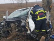 Doi tineri încarceraţi într-o mașină distrusă, în pădurea Babadag din Tulcea