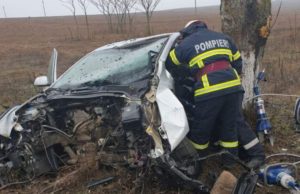 Doi tineri încarceraţi într-o mașină distrusă, în pădurea Babadag din Tulcea