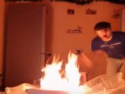VIDEO | Tânăr din Câmpulung Muscel dă foc la casă, live: „Mă încălzesc, mă încălzesc”
