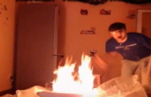 VIDEO | Tânăr din Câmpulung Muscel dă foc la casă, live: „Mă încălzesc, mă încălzesc”