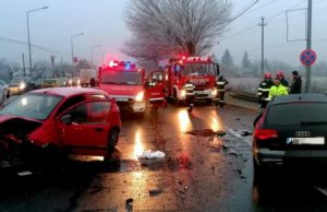 Impact frontal între două maşini, la ieşire din Arad. Un şofer a rămas încarcerat