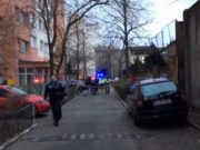 Posibilă crimă în cazul bărbatului găsit mort în faţa blocului din Ştefan cel Mare