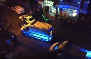 VIDEO | Adolescenţi înjunghiaţi în faţa unui supermarket din Tulcea. Poliţia îi caută pe atacatori